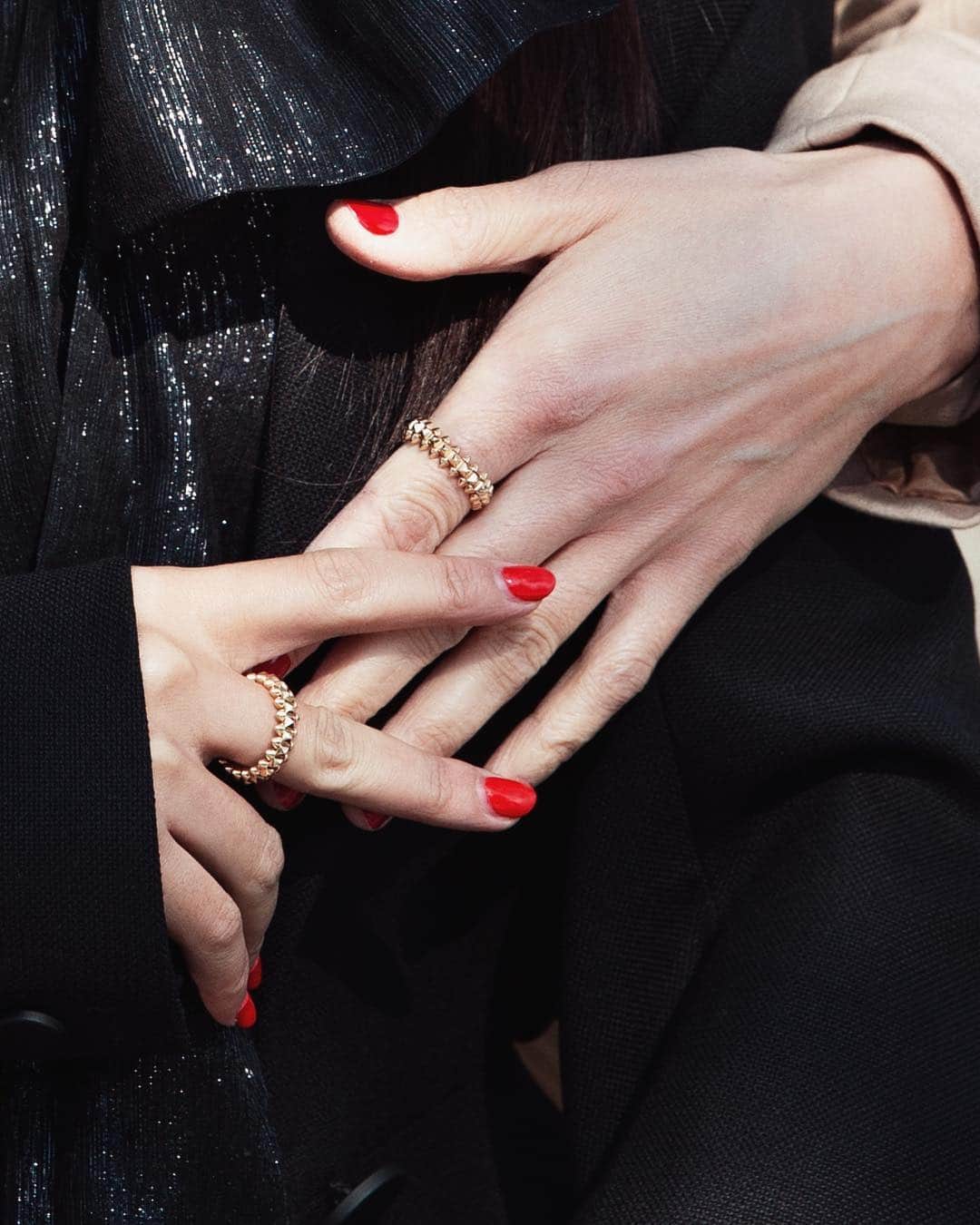 Linda Tolさんのインスタグラム写真 - (Linda TolInstagram)「RIVE GAUCHE OR RIVE DROITE? A two side jewel. Celebrating the launch of the @cartier new #ClashdeCartier signature collection with my alter ego @yoyokulala  Follow the @cartier chain!! To discover @erika_boldrin and @andreafaccio personalities.」5月4日 22時00分 - lindatol_