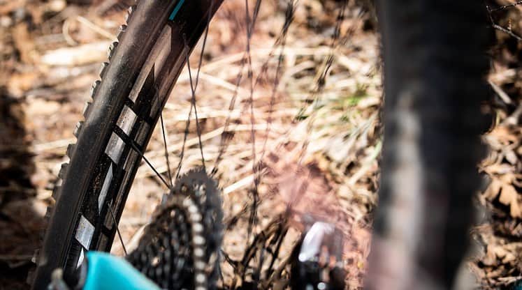 Zipp Speed Weaponryさんのインスタグラム写真 - (Zipp Speed WeaponryInstagram)「Sliding through the weekend like @natehills1 🤘 📷 @jamesstokoephoto : : : #zippmtb  #3zeromoto  #makingyoufaster  @yeticycles  @srammtb」5月4日 22時00分 - zippspeed