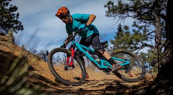 Zipp Speed Weaponryさんのインスタグラム写真 - (Zipp Speed WeaponryInstagram)「Sliding through the weekend like @natehills1 🤘 📷 @jamesstokoephoto : : : #zippmtb  #3zeromoto  #makingyoufaster  @yeticycles  @srammtb」5月4日 22時00分 - zippspeed