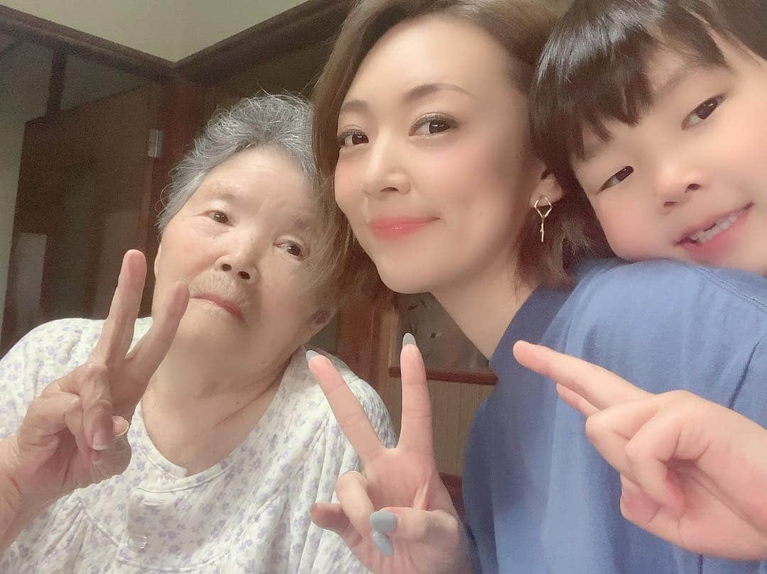 みかんさんのインスタグラム写真 - (みかんInstagram)「大好きな婆ちゃん👵❤️ 先日、転けて腰を圧迫骨折してしまったそうで、めちゃ心配。。。😭 一日でも早く痛みがとれて治ってほしい✨ 帰省するといつも嬉しそうで、さよならする時はいっつも寂しそう。 長生きしてほしいから、次は何月に来るよ！って約束するの✨ 次回はルマの夏休みにゆっくり帰るよ🧡 それまで生きてておくれよ〜😻 #婆ちゃん #昔は鬼厳しかった #友達は婆ちゃんは怖い印象らしい #流石に丸くなるよね #80歳まで仕事してたの #凄いよね #尊敬する」5月4日 22時03分 - mikan02241984