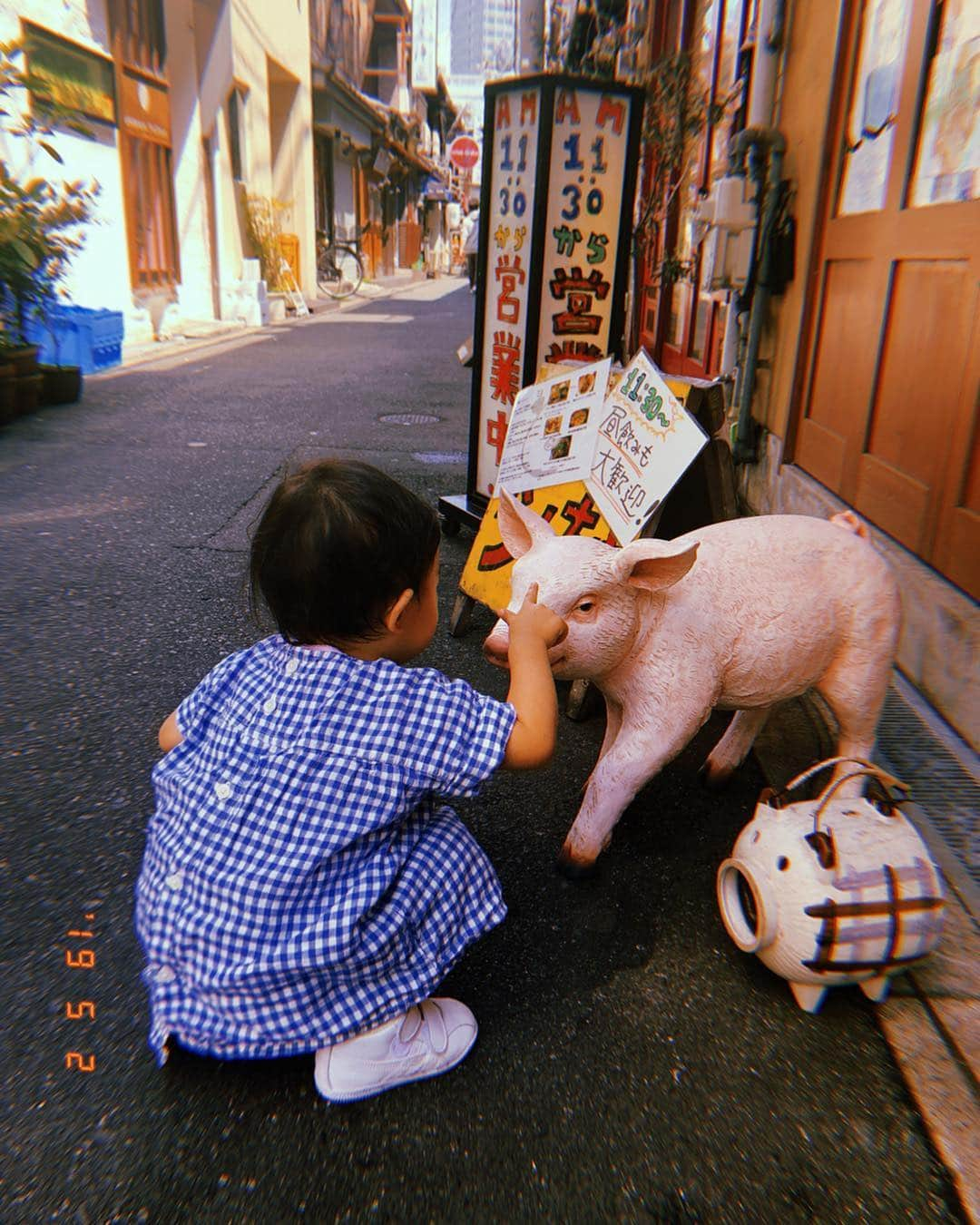 村上萌さんのインスタグラム写真 - (村上萌Instagram)「新しい時代に向かっていくのに、なぜかこの連休はノスタルジックな気持ちで、渋い写真ばっかり撮ってる。こうやってこれまでの道を愛しく思いながら進んでいくんだなぁ。﻿ ﻿ やっと石井家が来てくれて、大阪一緒に開拓できて嬉。札幌の時も実家でも、デフォルト5日くらい滞在してくれて、ずっと楽しい、親戚枠の人たち。﻿ 今日は言語化したい気持ちがあって、久々にぎっしり日記書いた。﻿ ﻿  #今日の小仕事の日 #すっきりした #昔から好きなこと」5月4日 22時05分 - moemurakami_