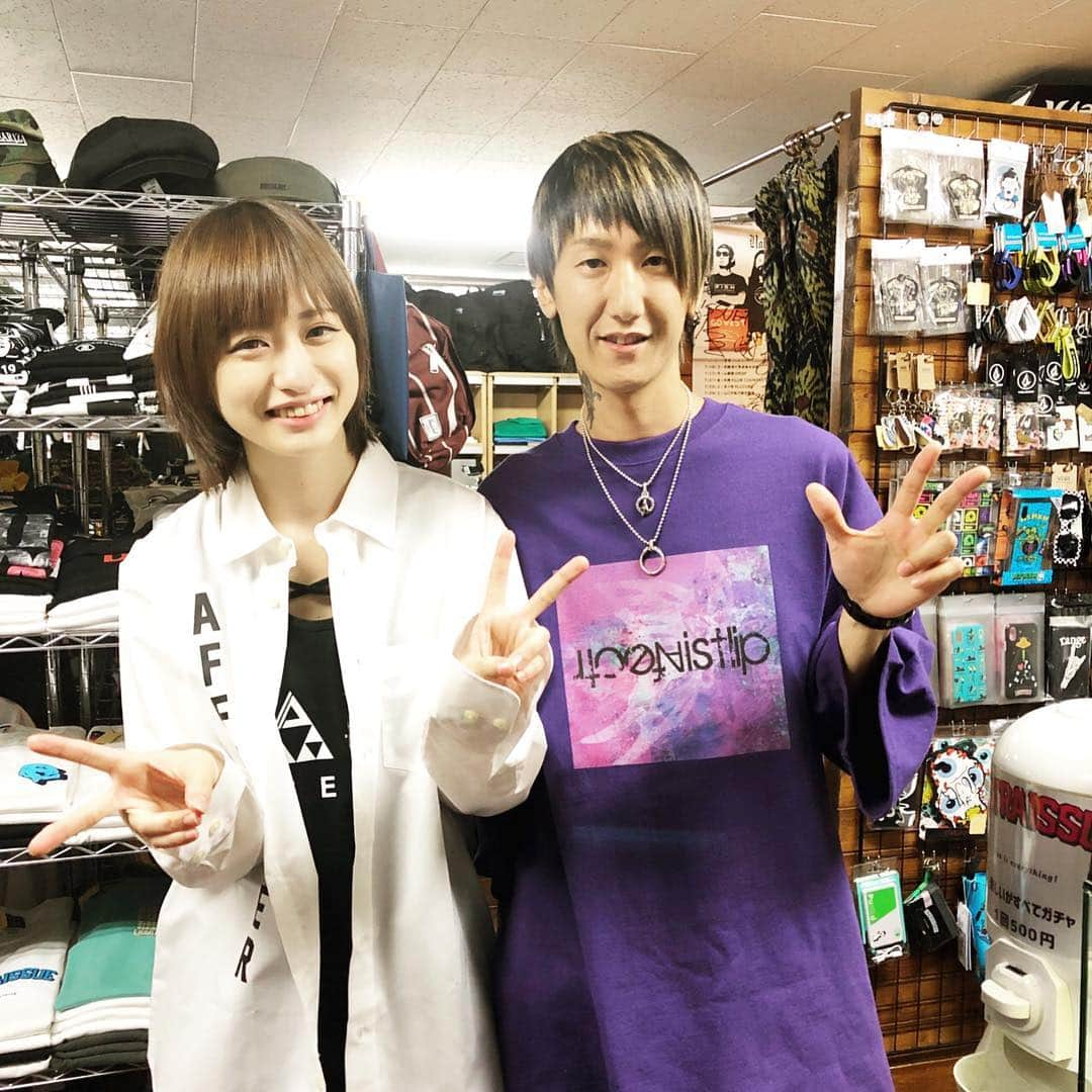 Yuhさんのインスタグラム写真 - (YuhInstagram)「今日はEXTRA ISSUEで1日店長してきました！来てくれたみんなありがとう!!色んな所から来てくれて嬉しかったほんとに。心から。 明日も俺のシャツとバッグを販売してもらえるので、今日来られなくて明日来られる人で欲しい人がいたら言ってもらえれば出てくるので。みんなの服選んだり話したり楽しかったね！みんなも楽しんでくれてたら良いなぁ。明日は海の日！  そして今日名古屋でライブがあった日乃まそらちゃんと、ぜろしーfrom CODE OF ZEROがお店に寄ってくれました(俺に会いに来てくれたわけではない)日乃まそらちゃんの今日の衣装をあーでもないこーでもないって話してこれだ！ってチョイスされた衣装が写真の衣装。女子のタンクトップにシャツってカッコ良くて、思わず「カッコいい…」って心の声が漏れてたよ(笑)ぜろしーもコラボのメッシュパーカーをゲットしてとっても満足してたし！ウチもメッシュパーカー出したい！2人ともまた今月名古屋に来るんだって！なんか最近女子率が高いな(笑)でもほんと2人ともカッコ良いんだよ。  そしてvistlip始めて11年ちょい…今日初めて味仙に行きました！初めて(笑)辛いペペロンチーノ食ってるみたいだった！美味しかったけど。やっと食べられて良かった。また新しいAFFECTERの服をどーっさりゲットしました。  今日来てくれたみんな、EXTRA ISSUEのスタッフさん、日乃まそらちゃん、ぜろしー、一応TATSUKI、ありがとうございました!!お疲れさま！ #AFFECTER #vistlip #CODEOFZERO #日乃まそら #EXTRAISSUE」5月4日 22時06分 - yuh_guitarist