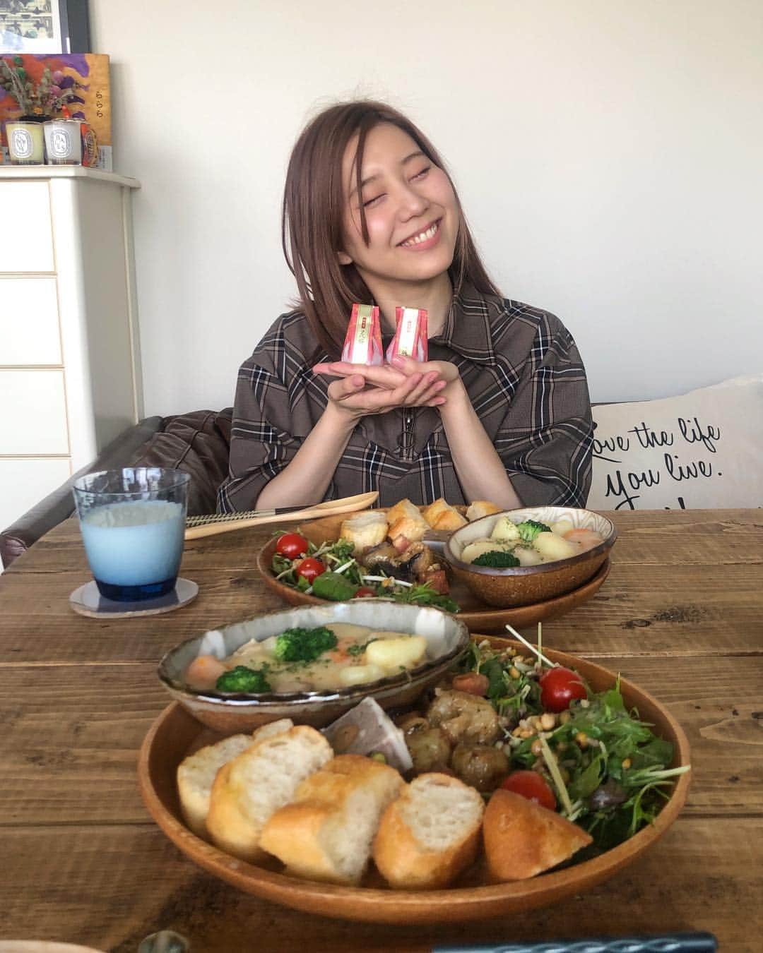 三原勇希さんのインスタグラム写真 - (三原勇希Instagram)「念願のともんち🏡❤️ 残り物ばっかりやけど…ってこんなご飯出してくれて、誕生日にって手作りスワッグのプレゼントくれて、細部まですてきなお家でハーバリウム作らせてもらって、何に対しても思いやりが溢れていてて、、すごい、すごいよともちゃん🐰💘」5月4日 22時17分 - yuukimeehaa