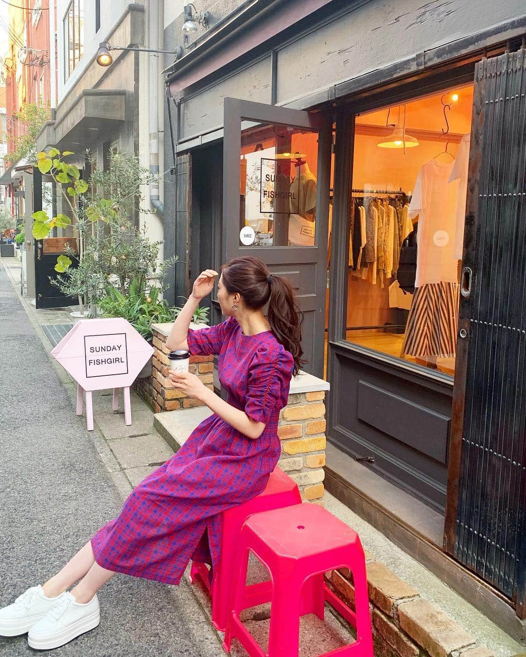 のインスタグラム：「昨日載せた #coordinate 💗 、 一枚で着れるワンピース👗 @romile_official のものです♡ いつも沢山質問DMありがとうございます🙇‍♀️ shoesは @donobanweb 👟 、 new nailは @cherish_nail 💅 new hairは @tera0624_care_umdda ✨ 、 #new#ootd#nails#hair#pink」