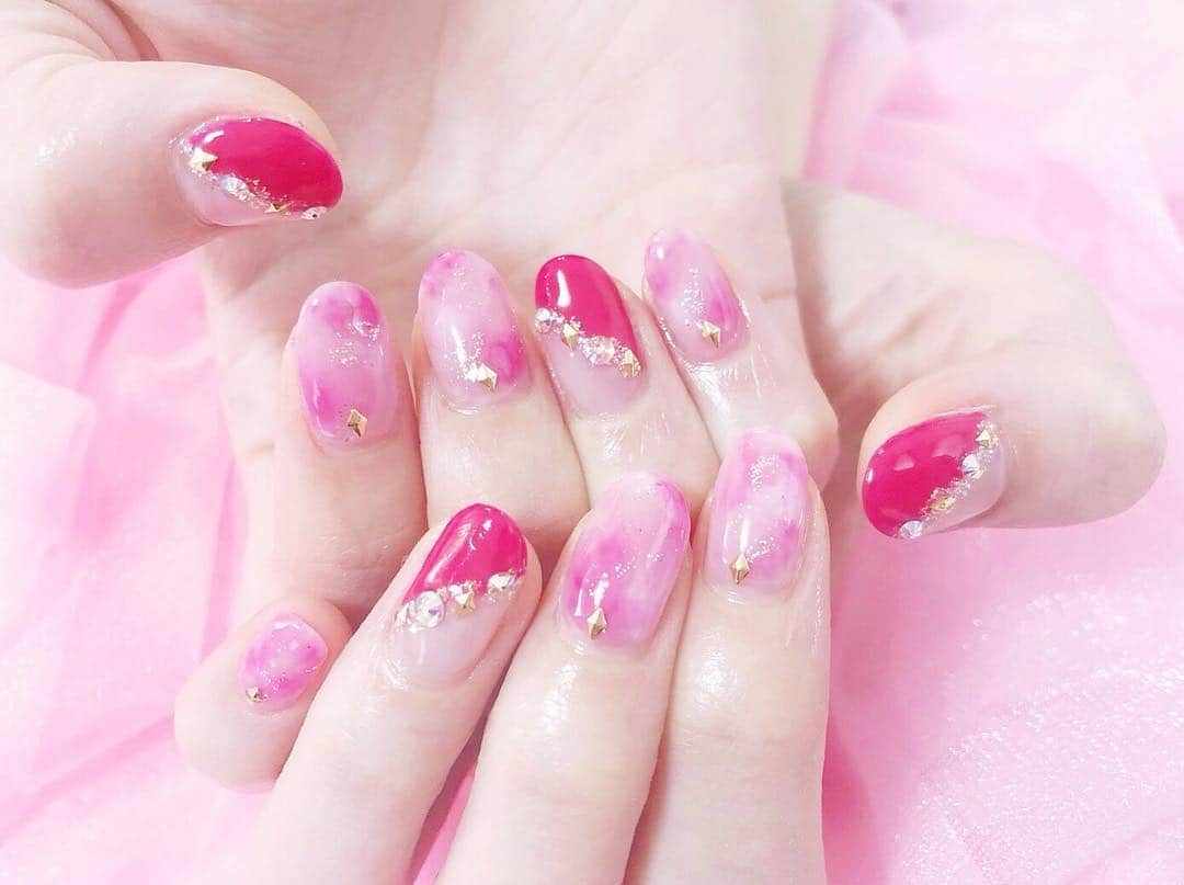MIKIRUNさんのインスタグラム写真 - (MIKIRUNInstagram)「♡﻿ ﻿ ネイル変えた🥺💅🏻﻿ ﻿ ピンクのマーブル💞﻿ ﻿ この前爪バキバキに折れたから﻿ 今ちょっと短め( ･ ･̥ )﻿ ﻿ ﻿ ﻿ #newnail #nail #ニューネイル #ネイル #💅🏻 #pinknails #ピンクネイル #マーブルネイル #タイダイネイル」5月4日 22時12分 - mk6v6s2
