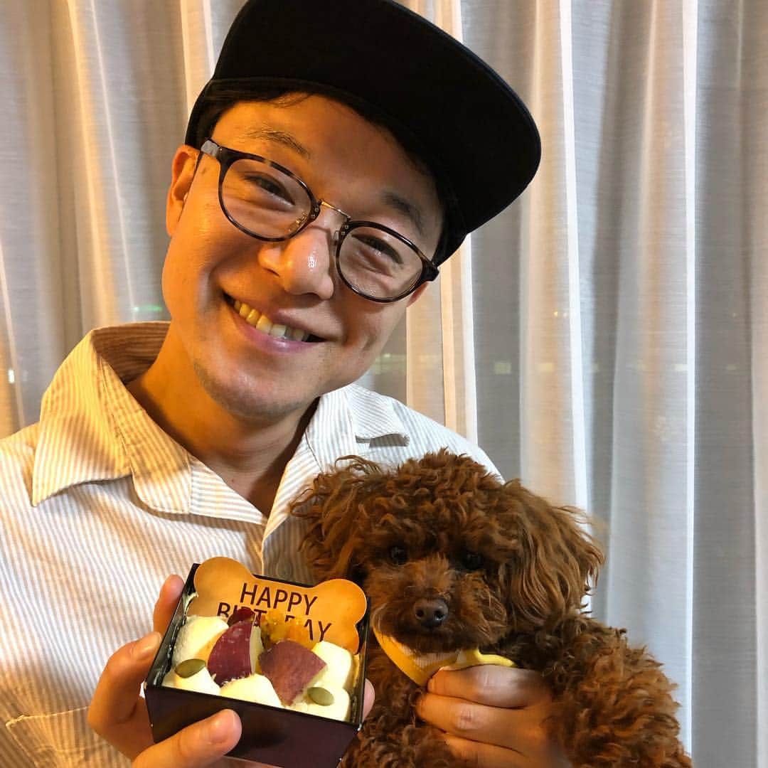 佐藤貴史さんのインスタグラム写真 - (佐藤貴史Instagram)「こたろーが一歳の誕生日迎えました🎉 犬とおじさんはゴキゲンでした！ #といぷーどる」5月4日 22時13分 - sabo1217