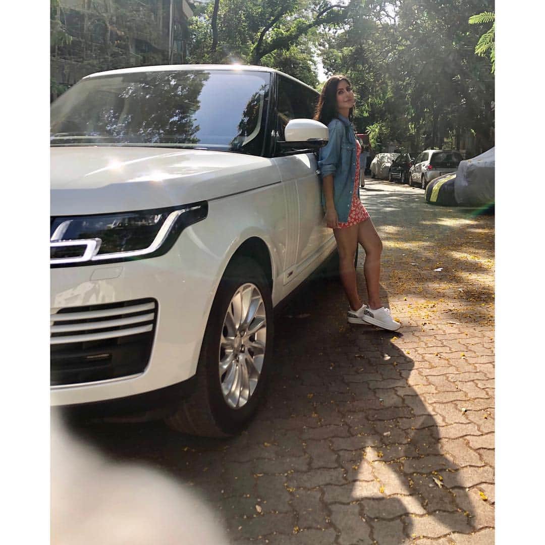 カトリーナ・カイフさんのインスタグラム写真 - (カトリーナ・カイフInstagram)「Thank you Modi Motors Jaguar Land Rover Worli for the wonderful experience  @landrover_modimotors #RangeRover」5月4日 22時14分 - katrinakaif