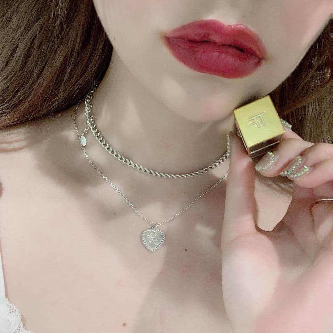 林田沙綾さんのインスタグラム写真 - (林田沙綾Instagram)「💐 最近塗ってるLipは TOMFORDの OT JORDAN🍇 深みのある紫よりの赤がお気に入り！ ミニサイズの方にしたんだけど 絶妙な小さなしが使いやすすぎて🥺 小さいBAGとかにも入るからさいこうすぎ💋 ： #tomfordbeauty #tomfordlipstick #tomford #lipstick #lip #cosmetics」5月4日 22時15分 - saaya.xoxo