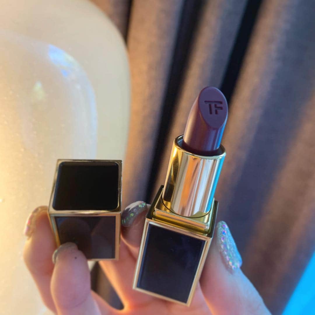 林田沙綾さんのインスタグラム写真 - (林田沙綾Instagram)「💐 最近塗ってるLipは TOMFORDの OT JORDAN🍇 深みのある紫よりの赤がお気に入り！ ミニサイズの方にしたんだけど 絶妙な小さなしが使いやすすぎて🥺 小さいBAGとかにも入るからさいこうすぎ💋 ： #tomfordbeauty #tomfordlipstick #tomford #lipstick #lip #cosmetics」5月4日 22時15分 - saaya.xoxo