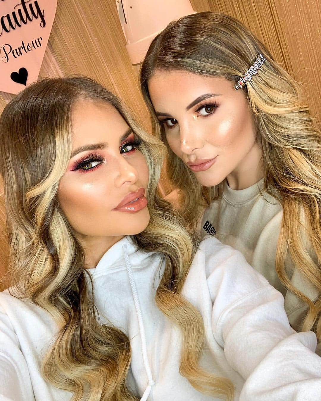 ジョージア・コウソウロウさんのインスタグラム写真 - (ジョージア・コウソウロウInstagram)「Glow up 🤩 When your friends become family 💞 @chloe_simsstarship love you always 💞」5月4日 22時19分 - georgiakousoulou