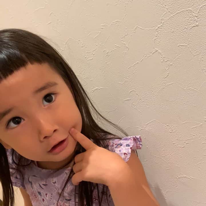 のインスタグラム：「GWは東京から母に来てもらって、娘をたくさん見てもらいました🙏 中日3日間はおとうさん、おかあさん、行ったらやだよー😭😭😭となって旦那だけお店にいったり、一緒に連れて行ったりしたけれど、今日はこんな風に送り出してくれました娘です👧🏻🌷 . 2枚目はばぁばたち(私の母と旦那の母)と一緒に沖縄料理を食べに行って😋終始ハッピーだった娘🤗 . GWたくさんのお客様にご来店していただき、お声をかけてくださった皆様ありがとうございます🌸 残りGWもあと2日。あっという間だったなぁ。 家族で店頭に行く日はまたストーリーにアップします👨‍👩‍👧🌺 #日夕佳 #沖縄 #日夕佳ムービー #3歳 #3歳4ヶ月」