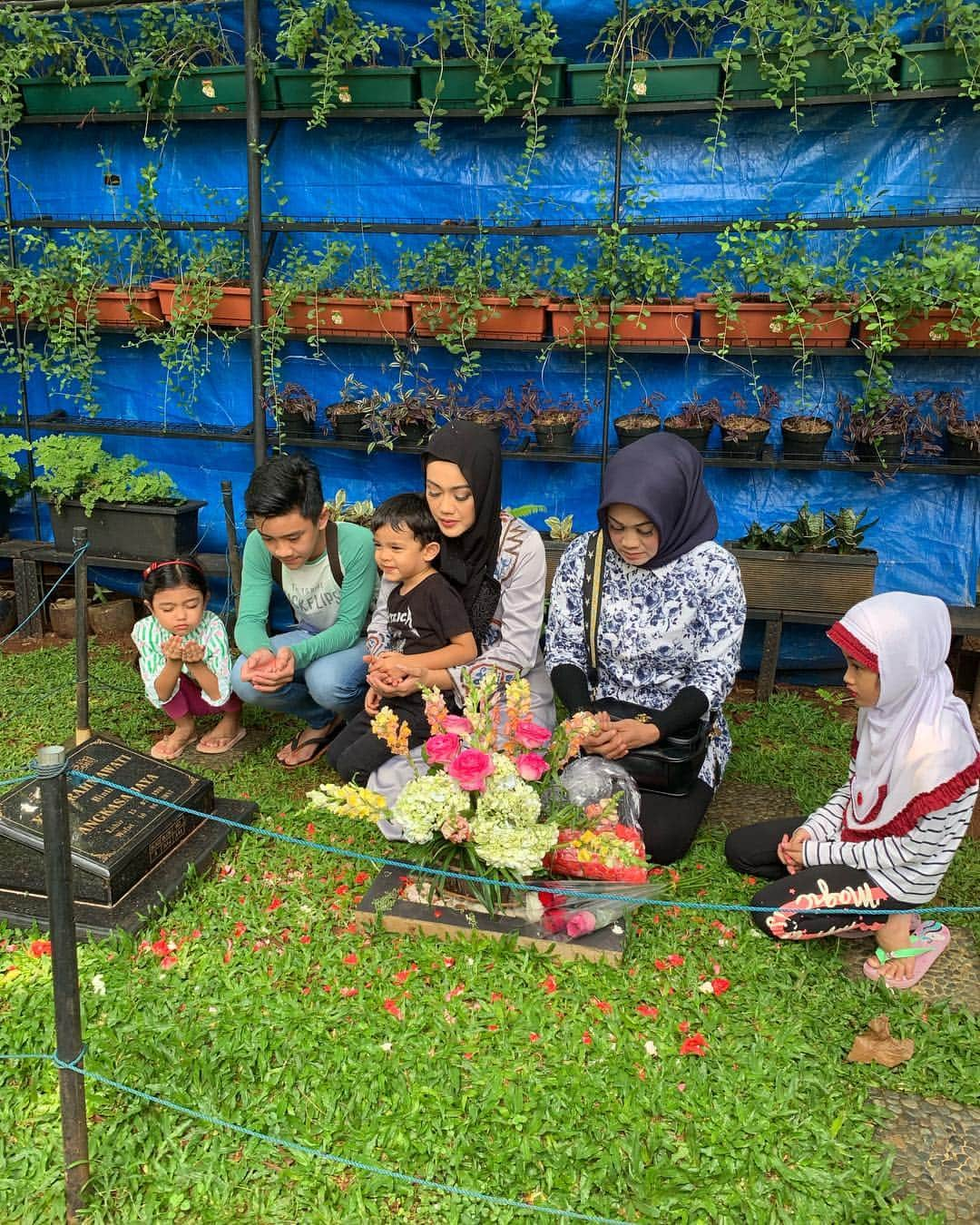 ジュリア・ペリッツのインスタグラム：「Ziarah Kubur  Doa kami selalu utk kakak kami tercinta❤️ •  Sucikan hati, benahi diri, lakukan ibadah sepenuh hati untuk mengharap ridho Ilahi • Kami keluarga besar almarhumah Julia Perez @s.wulansih @anggitheperez mengucapkan “Selamat menyambut bulan ramadhan 2019/1440H #alfatihah  #wemissyoujupe  #ramadhanke2tanpajupe #tempatkandiadisisimuygpalingmulia #ampunisegaladosakami #terimalahsegalaamalibadahnya #berikankamiketabahankeikhlasan」