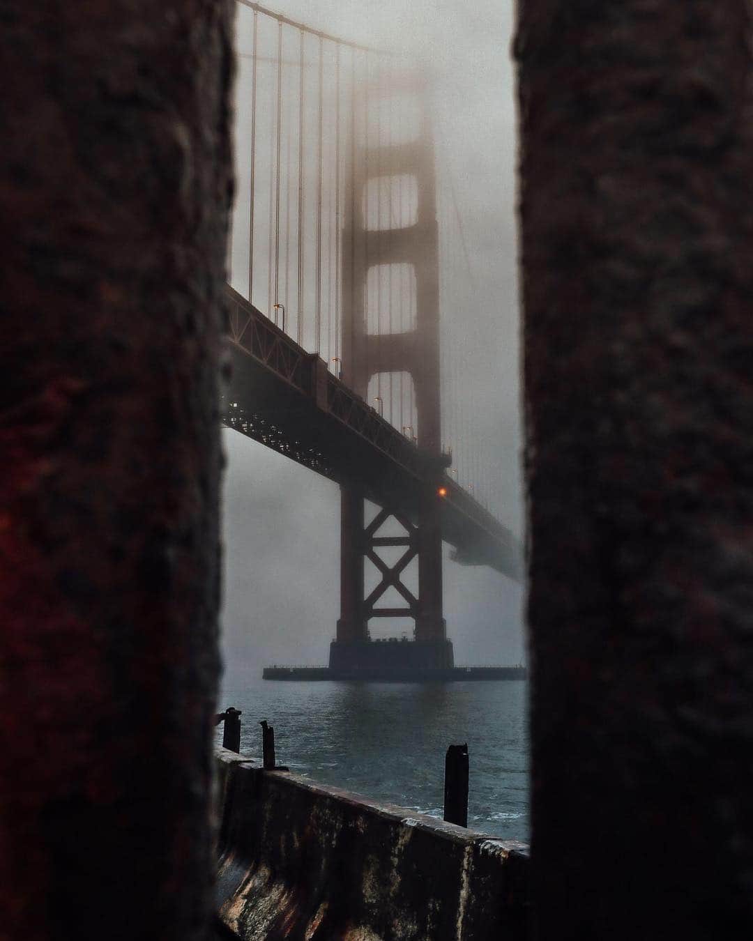 CANON USAさんのインスタグラム写真 - (CANON USAInstagram)「"San Francisco views." #MyCanonStory  Photo Credit: @julians__vision Camera: #Canon EOS 80D Lens: EF 16-35mm f/4L IS USM Aperture: f/11 ISO: 125 Shutter Speed: 1/10 sec Focal Length: 20mm  #teamcanon #canonusa #sanfrancisco #bridge #views #foggy」5月4日 22時27分 - canonusa