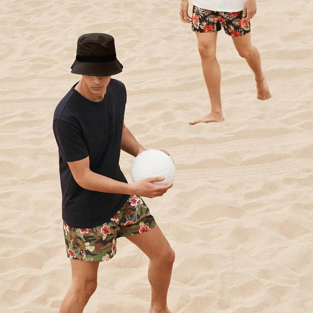 ZARAさんのインスタグラム写真 - (ZARAInstagram)「As the weather begins to heat up, cool down in our new season swim shorts presented in a variety of styles and prints @zaraman」5月4日 22時32分 - zara