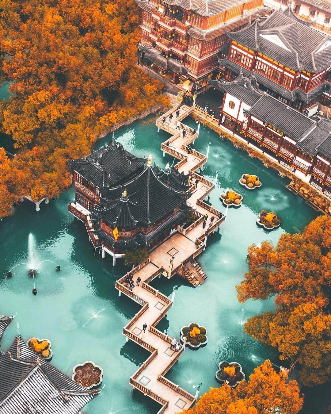 barneysnyofficialさんのインスタグラム写真 - (barneysnyofficialInstagram)「“Yu Garden represents old China in the heart of the modern and international metropolitan Shanghai.” @wendyyu_official offers a breathtaking recommendation for your next summer trip in our Shanghai City Guide on #TheWindow. Tag a friend in the comments that you’d love to travel here with. Photographed by @yantastic」5月4日 22時43分 - barneysny