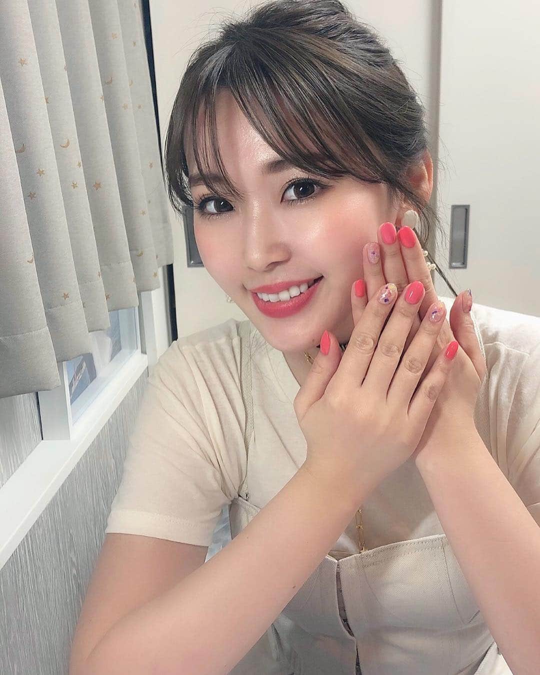 藤川沙弥のインスタグラム：「仲良しの @harupy_nail が﻿ ネイリストさんになったので﻿ 撮影前に早速お願いしたよ🥺㊗️💜﻿ ﻿ もう出逢って10年とかかな？﻿ 私の趣味も分かってくれてるから﻿ 久しぶりに気分の上がりそうな﻿ ピンクにしたいな〜と﻿ 雰囲気だけ伝えてお任せしたよ💅🏻🌷﻿ ﻿ 可愛い感じのネイル久しぶりすぎ🥰﻿ ﻿ いまは神戸のサロンと﻿ 大阪のプライベートサロンで﻿ ネイルしてもらえるみたいです🌸﻿ ﻿ 神戸サロンは﻿ プロフィールから飛べるサイトにて﻿ 大阪サロンはDM✉︎にて﻿予約がとれるみたい!﻿ 詳しくは👉🏻 @harupy_nail まで❤️」