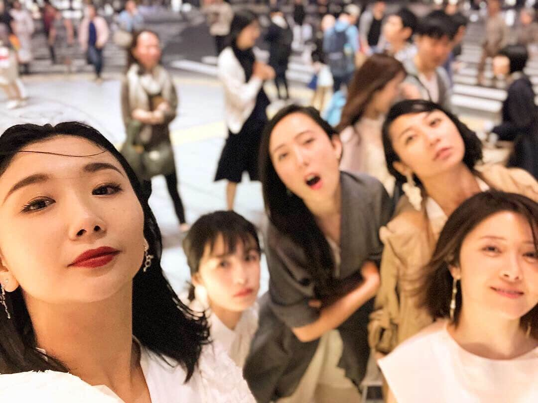 まりゑさんのインスタグラム写真 - (まりゑInstagram)「5人集まって、雑踏の中へ繰り出す女優倶楽部🌹  #女優倶楽部 #銀座 #雑踏 #女優 #🌹 #東京 #日本 #5月3日 #断片」5月4日 22時51分 - manmarumarie