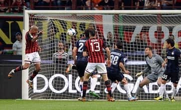 ナイジェル・デ・ヨングのインスタグラム：「4/5/2014 —-> Oggi 5 anni fa!  Bei ricordi! 🔴⚫️ #cuorerossonero #derbydellamadonnina」