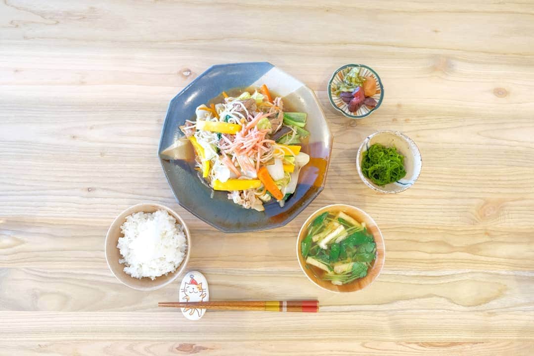 木村文乃 さんのインスタグラム写真 - (木村文乃 Instagram)「*** 半端野菜が増えたら お決まり野菜炒め。  野菜炒めってすごいと思うの。 何入れてどう作っても 何となく美味しいし 身体にいいことしてる気がするし。  また買い出し行かないとなー。  おやふみ☺️」5月4日 22時49分 - fuminokimura_official