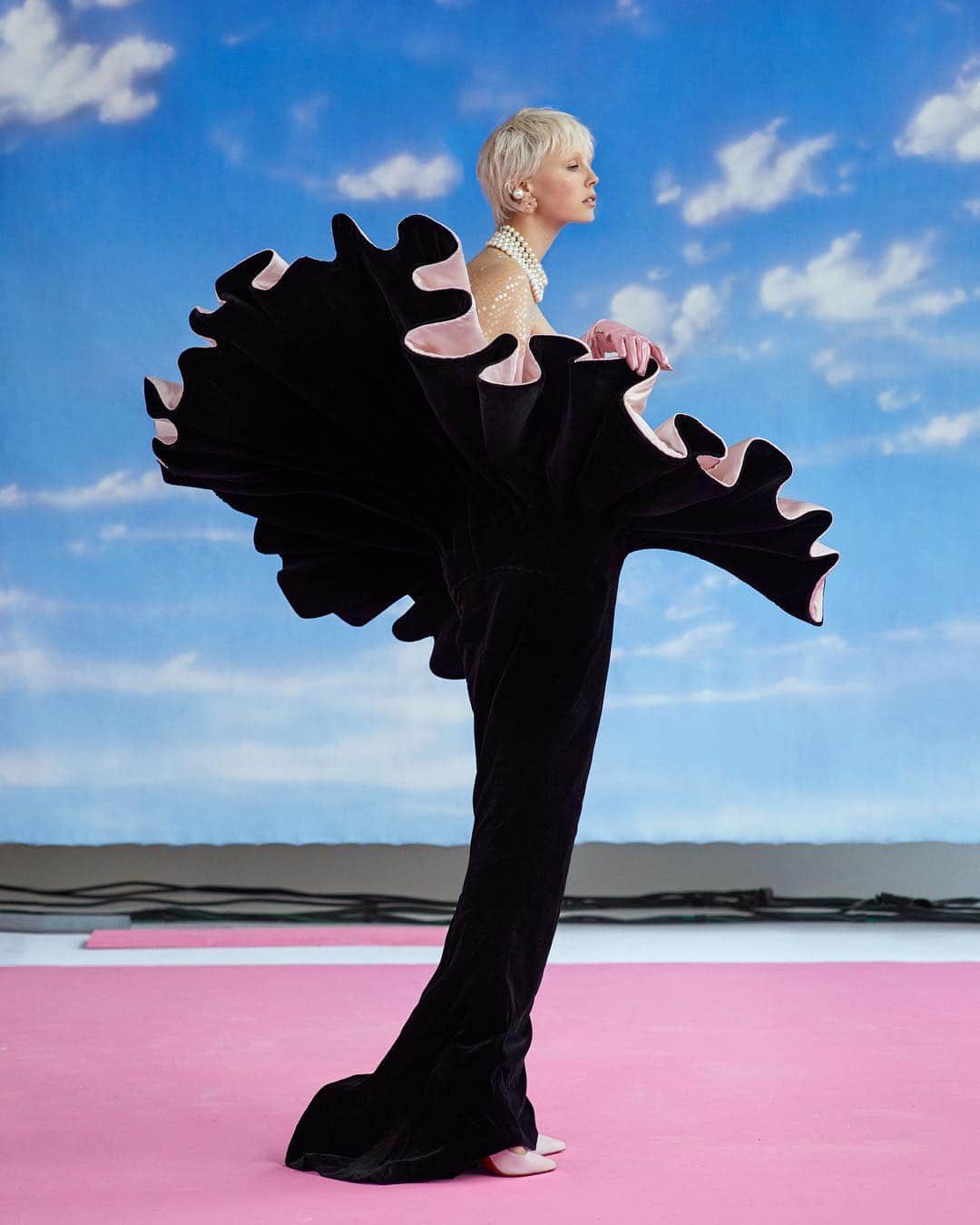 のインスタグラム：「As Oscar Wilde once said, “One should either be a work of art, or wear a work of art.” This saying also perfectly encapsulates the essence of camp, the theme for this year's #MetGala and @metcostumeinstitute exhibition. Tap the link in our bio for a full explainer. Photographed by @ethanjamesgreen, styled by @phyllis_posnick, Vogue, May 2019」