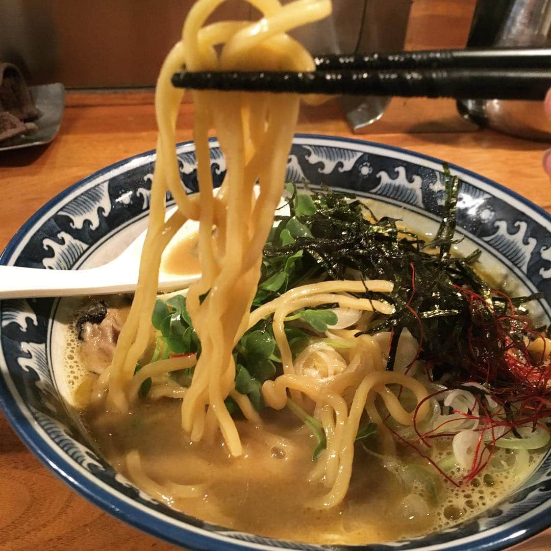 渡邉ひかるさんのインスタグラム写真 - (渡邉ひかるInstagram)「佐市 @ 錦糸町 牡蠣 拉麺 900円 ・ ・ ・ ・ ・ ・ 錦糸町駅から徒歩約3分。 ちょうどお昼時ということもあったのですが、席は満席で食券を買って少し待つことに。 事前に、ここに来ていた友人からつけ麺よりも、ラーメン推しだと話を聞いていたので、牡蠣拉麺を選択。 少し待つとすぐに着席することができた。 席はカウンター席のみで、男性だけでなく、女性のお客さんもチラホラ。 普段魚介系だと、鰹節、煮干し系のスタンダードなもの、後は海老ラーメンはあったのですが、牡蠣は初。 どんな感じなんだろう…と想像をしていると3分程で着丼。 具材は、貝割れ大根、糸唐辛子、刻みネギ、刻み海苔、ソテーされた牡蠣2つ。 刻み海苔のインパクトからかか、なかなか新鮮なビジュアルに感じる。 スープは白湯系で、しっかりとした雰囲気。 一口スープを口に含むと… ！！！！ 物凄い、濃厚な濃い牡蠣の味と香り。 鶏ガラ、丸鶏、モミジの動物系スープと、牡蠣と魚介、香味野菜から炊き上げているとのこと。 無化調なのも、特徴ですね。 牡蠣の濃厚さと少しのほろ苦さが印象的で、味とインパクトは強いのですが、なぜか食べ終わった時には、キレがあって、口の中に残らないすっきりとした感じ。 丸山製麺製の中太麺で少し固めで、濃いスープにちょうど良いかも。 しっかり牡蠣の主張があるので、牡蠣が苦手な方は難しいかなぁ〜。 癖になる人には、なる一杯。 また、新たなラーメンに出会いました。 ・ ・ ・ ・ ・ ・ 営業時間⏰ ［月-木］ 11:30-23:00 ［金・土］ 11:30-24:00 ［日・祝］ 11:30-22:00 ・ 定休日💤 不定休 ・ ・ ・ ・ ・ #東京 #錦糸町 #佐市 #牡蠣 #牡蠣拉麺 #白湯 東京 #池袋 #らーめん #ラーメン大好き渡邉さん #ラーメン #渡邉ひかる #ひかるの食卓 #拉麺 #ラーメン女子 #麺スタグラム #ラーメン部 #ラーメンインスタグラマー #白湯ラーメン #中太麺 #ramen #noodle #noodles #japanesefood #ramennoodles #foodstagram #tokyo #kinshicho #saichi」5月4日 23時02分 - ramenwatanabe0215