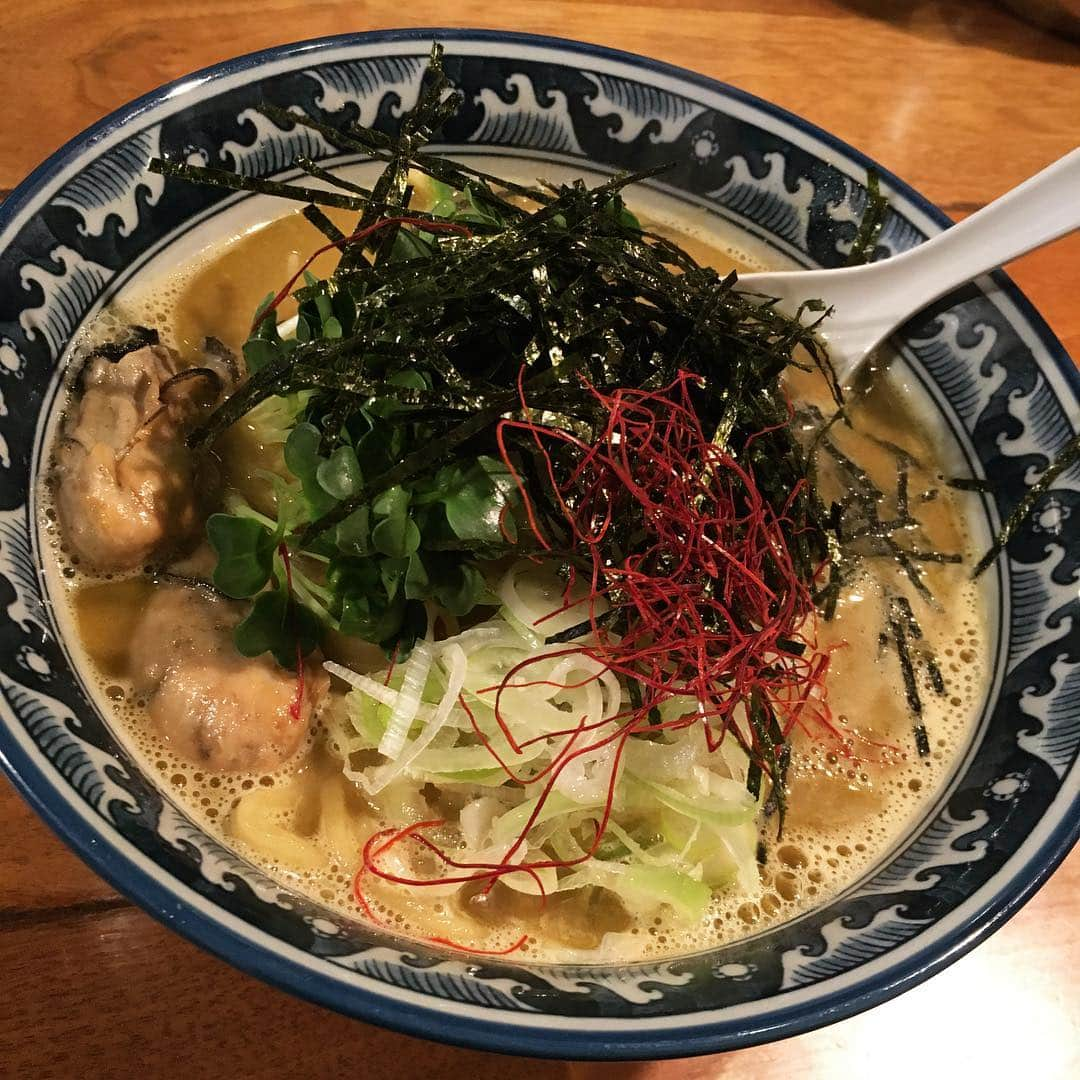 渡邉ひかるさんのインスタグラム写真 - (渡邉ひかるInstagram)「佐市 @ 錦糸町 牡蠣 拉麺 900円 ・ ・ ・ ・ ・ ・ 錦糸町駅から徒歩約3分。 ちょうどお昼時ということもあったのですが、席は満席で食券を買って少し待つことに。 事前に、ここに来ていた友人からつけ麺よりも、ラーメン推しだと話を聞いていたので、牡蠣拉麺を選択。 少し待つとすぐに着席することができた。 席はカウンター席のみで、男性だけでなく、女性のお客さんもチラホラ。 普段魚介系だと、鰹節、煮干し系のスタンダードなもの、後は海老ラーメンはあったのですが、牡蠣は初。 どんな感じなんだろう…と想像をしていると3分程で着丼。 具材は、貝割れ大根、糸唐辛子、刻みネギ、刻み海苔、ソテーされた牡蠣2つ。 刻み海苔のインパクトからかか、なかなか新鮮なビジュアルに感じる。 スープは白湯系で、しっかりとした雰囲気。 一口スープを口に含むと… ！！！！ 物凄い、濃厚な濃い牡蠣の味と香り。 鶏ガラ、丸鶏、モミジの動物系スープと、牡蠣と魚介、香味野菜から炊き上げているとのこと。 無化調なのも、特徴ですね。 牡蠣の濃厚さと少しのほろ苦さが印象的で、味とインパクトは強いのですが、なぜか食べ終わった時には、キレがあって、口の中に残らないすっきりとした感じ。 丸山製麺製の中太麺で少し固めで、濃いスープにちょうど良いかも。 しっかり牡蠣の主張があるので、牡蠣が苦手な方は難しいかなぁ〜。 癖になる人には、なる一杯。 また、新たなラーメンに出会いました。 ・ ・ ・ ・ ・ ・ 営業時間⏰ ［月-木］ 11:30-23:00 ［金・土］ 11:30-24:00 ［日・祝］ 11:30-22:00 ・ 定休日💤 不定休 ・ ・ ・ ・ ・ #東京 #錦糸町 #佐市 #牡蠣 #牡蠣拉麺 #白湯 東京 #池袋 #らーめん #ラーメン大好き渡邉さん #ラーメン #渡邉ひかる #ひかるの食卓 #拉麺 #ラーメン女子 #麺スタグラム #ラーメン部 #ラーメンインスタグラマー #白湯ラーメン #中太麺 #ramen #noodle #noodles #japanesefood #ramennoodles #foodstagram #tokyo #kinshicho #saichi」5月4日 23時02分 - ramenwatanabe0215