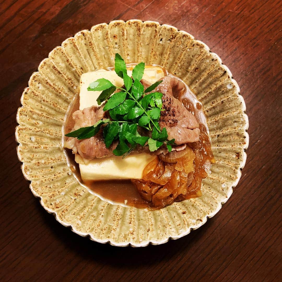 志摩有子さんのインスタグラム写真 - (志摩有子Instagram)「赤身のしゃぶしゃぶ肉と新玉ねぎの肉豆腐。先日食べた @ikejiri.asano  の炙リ肉豆腐が美味しすぎて真似っこ。さっと煮た新玉ねぎを添えたのは私流。こないだ合羽橋で購入した炙り用バーナーが使いたくて、さっそく。低温のつゆで軽く火を通した赤身肉を仕上げでボーッと炙る。香ばしくていい感じ。 #肉豆腐 #茶色めし #あっという間 #簡単おつまみ」5月4日 23時06分 - ariko418