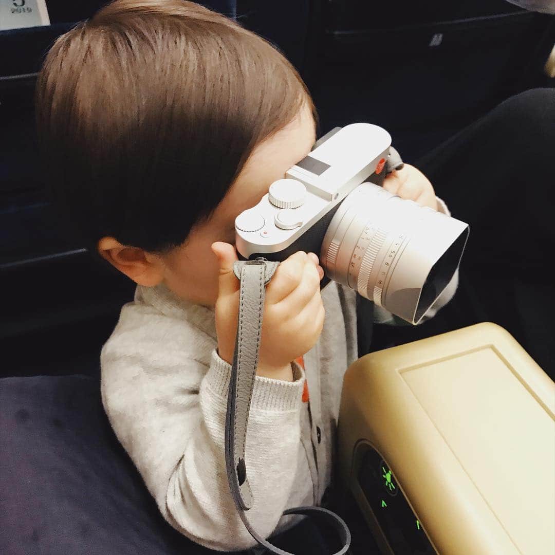 のインスタグラム：「お誕生日おめでとう🎂 今日で2歳になりました。 親戚たちにお祝いしてもらいました。 幸せ者だね、ありがたいね！ . .  息子くんがこの世に産まれて来てくれてから、なかった時間を、経験を、感覚を、日々頂いています。 . . 息子くんのいない日々は想像が出来ないくらい深く、深く、中心に毎日が早く過ぎていく。。。 . . 毎日全力で学び、全身で表現してくれるのが愛おしい。 まだまだ未熟な親だけど、これからも一緒に毎日を全力で過ごしていこうね！ひとつでも笑顔が増える2歳になることを願っています。 . . . #instagood #birthday #2yearsold #congratulations  #mama」