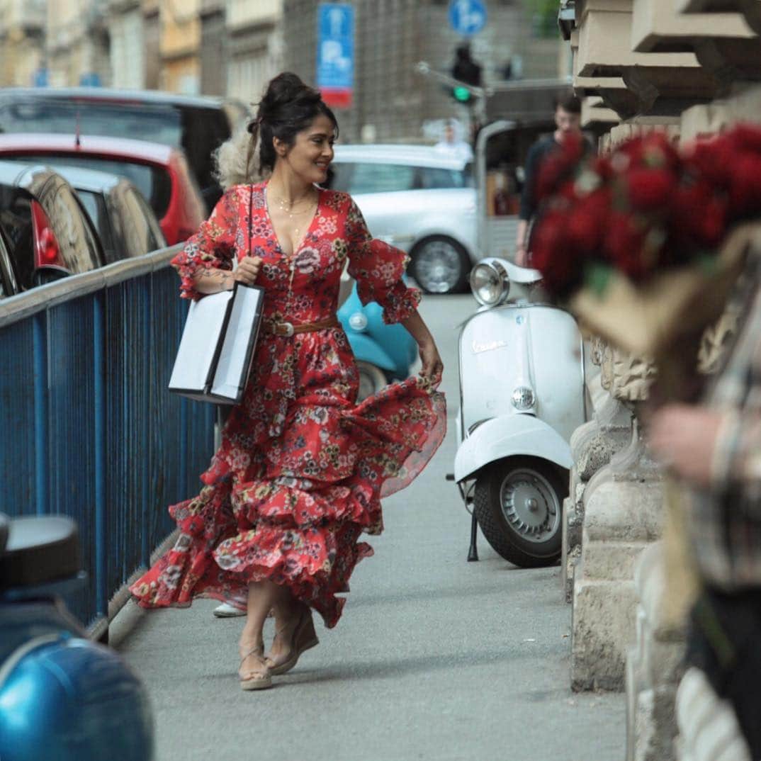 サルマ・ハエックさんのインスタグラム写真 - (サルマ・ハエックInstagram)「Crazy woman, walking down the street... 🎼🎼🎼#hitmansbodyguard2 #soniaisback #soniaestaderegreso 📸 @samanthalopezs」5月4日 23時10分 - salmahayek