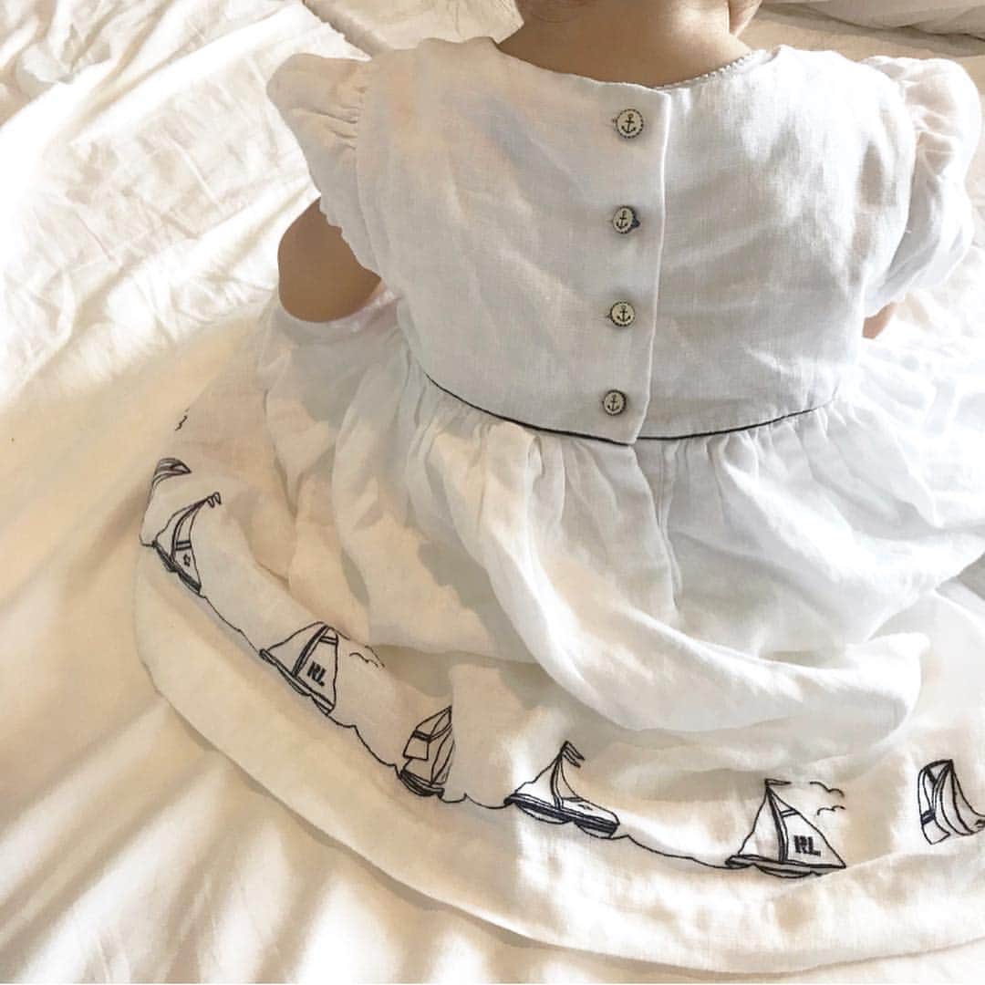 渡邊智子さんのインスタグラム写真 - (渡邊智子Instagram)「. 真っ白なリネンのワンピースに、 ネイビーの刺繍萌え🤤 このサイズだからこその たまらん可愛さ、、！💞 . 1歳になるとますます可愛いお洋服が着れるようになって、子供服売り場が楽しすぎる😂😇」5月4日 23時11分 - _tomomon