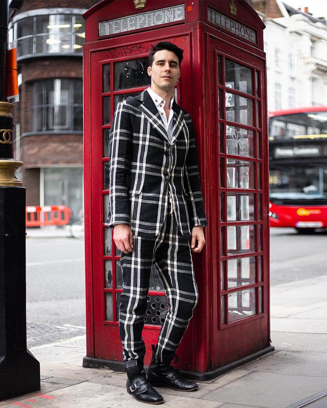 ヴィヴィアンウエストウッドさんのインスタグラム写真 - (ヴィヴィアンウエストウッドInstagram)「LONDON 🇬🇧 #WestwoodWorldwide  The #VivienneWestwood Monochrome Tartan for Spring/Summer 2019 comes in a selection of men’s tailoring and women’s suiting #VWSS19」5月4日 23時13分 - viviennewestwood
