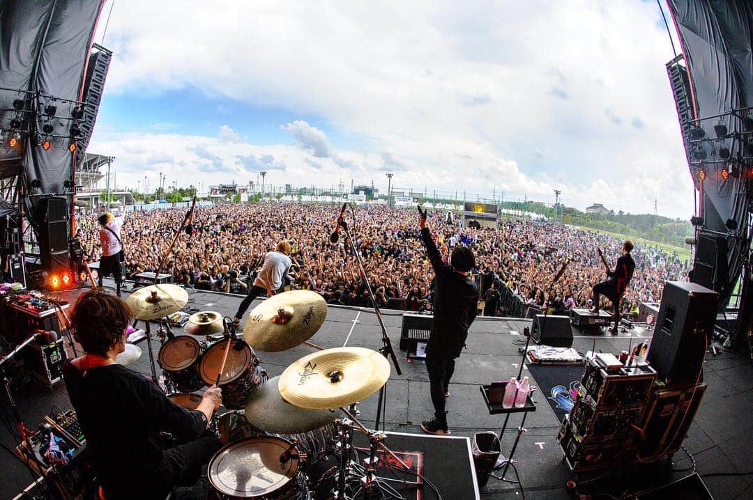 HIROSHIのインスタグラム：「JAPANJAM2019 今日も楽しめたよ。 良いライブ出来た。 集まってくれたみんなありがとう!!!!! またね。  photo  by @ninjajon」