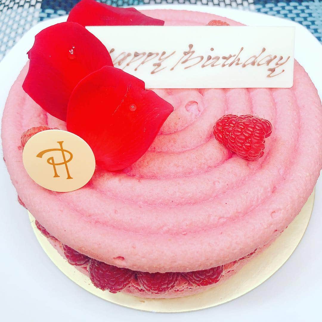 段文凝のインスタグラム：「令和初の誕生日兼、来日10周年のダブルお祝いケーキ🧁でーす💗 今までたくさんの思い出が出来ましたよーヾ(●⌒∇⌒●)ﾉ わーい  #誕生日 #birthday #記念日」