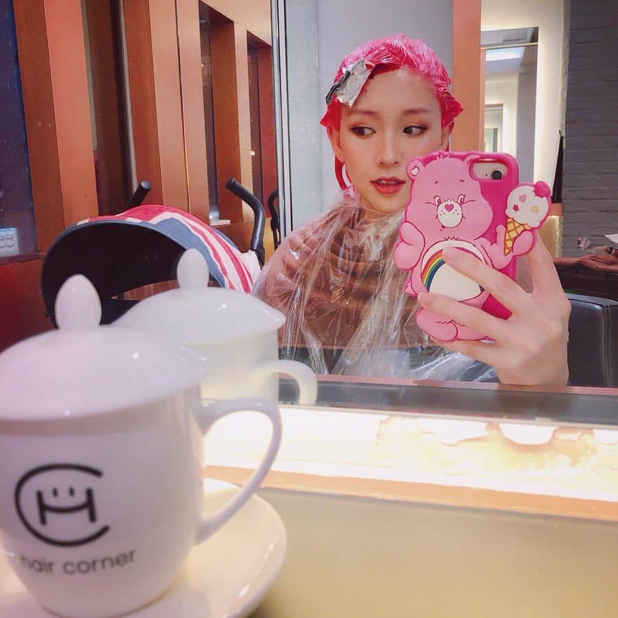 Eva Cheung☆さんのインスタグラム写真 - (Eva Cheung☆Instagram)「My pink hair was back💇🏼‍♀️💆🏼‍♀️ @shirleychow_  #haircorner #processing #newproject #restart #comingsoon」5月4日 23時22分 - eva_pinkland