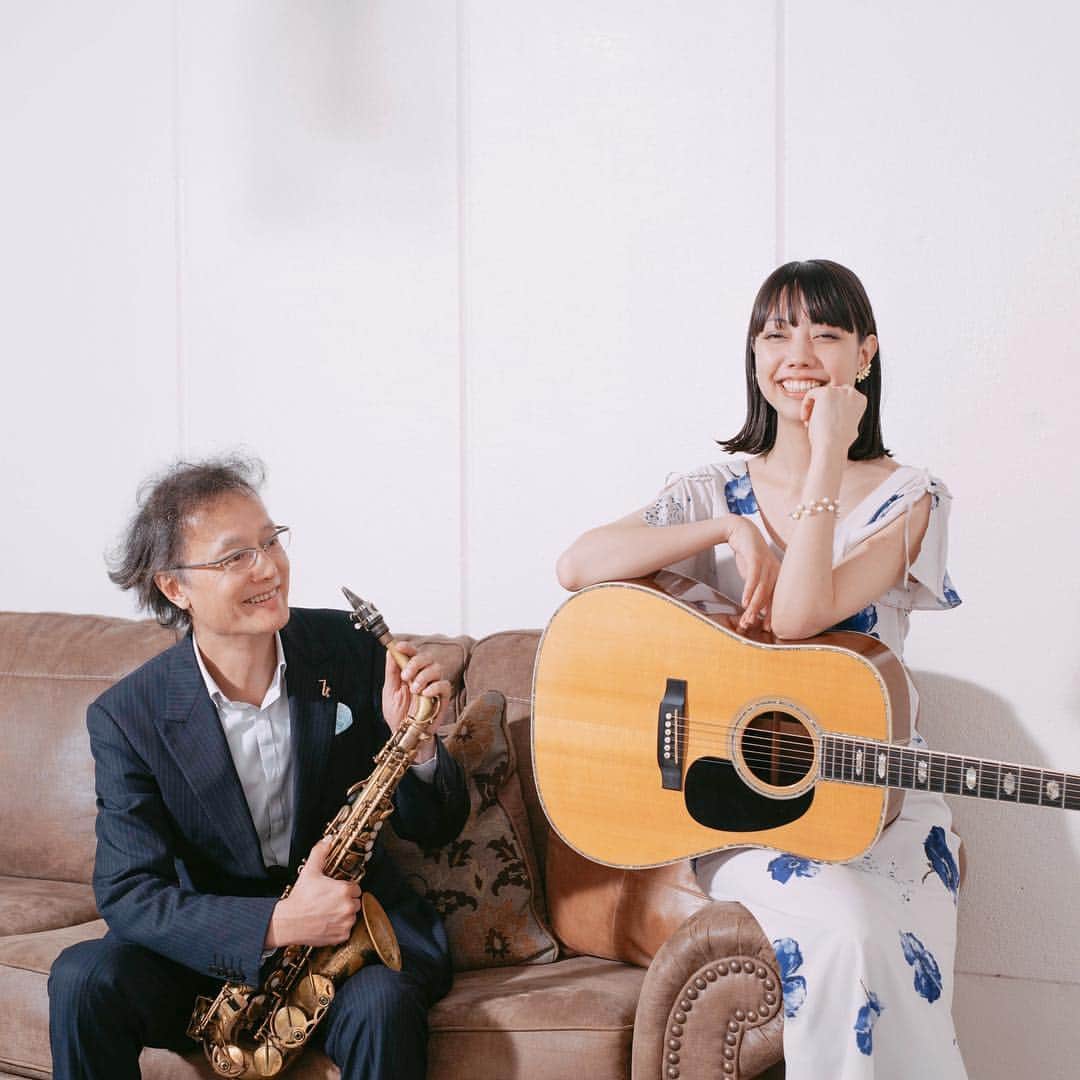 星羅のインスタグラム：「次回のライブは 👨🏻‍🦰父娘ユニット👩🏻 「Familia」 💿新譜“Wonderful”発売記念💿 5月15日水曜日  渋谷 JZ Brat 開場17:30 開演19:30 🎸🎷🥁🎹 ファミリアバンドで JAZZ、BOSSA、POPS などなど🌸 お待ちしております(*´-`)」