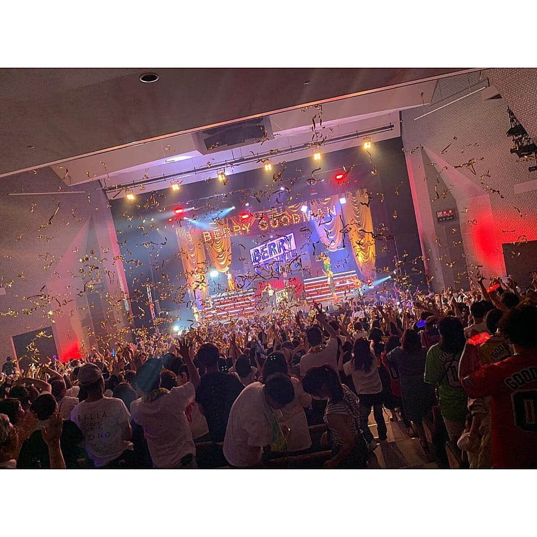 MOCAさんのインスタグラム写真 - (MOCAInstagram)「. . ‪#ベリーグッドマン‬ ‪もっとてっぺんとるぞ宣言ツアー2019‬ ‪「 i AM the BEST 」‬ ‪in 大阪SAYAKAホール ‬ . ‪昨日はツアー初日でした㊗️‬ . ‪満員御礼でブチ上がりライブでした🤭🎊‬ . ‪明日はグランキューブ😬☀️‬ . ‪カマスー💚‬ . ‪明日は出陣式もあるわよ🌻‬ .」5月5日 10時22分 - moca_berrygoodman