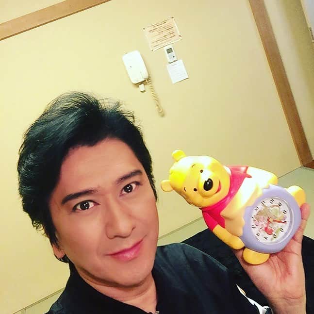 川崎麻世さんのインスタグラム写真 - (川崎麻世Instagram)「俺の楽屋の時計はプーさん‼️いけないの❓なんでみんな笑うの❓」5月5日 10時14分 - mayokawasaki
