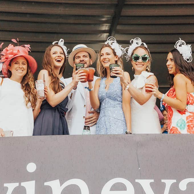 Anna Jane Wisniewskiのインスタグラム：「Not currently at the #kentuckyderby, but my friend @jesskeys_ texted me this morning, “hey, remember when we forgot to bring cash to the Kentucky Derby” 😂 (and the ATM was broken so we had to Venmo people for cash so we could bet). Here we are last year at the races with @vineyardvines and @cerconebrown —it was SO fun and I have been following a few of my friends who are down there with that wonderful VV and CB crew this year. PLUS, @graceatwood, @jesskeys_ and I will be reunited at @badonpaperpodcast in Chicago later this month! If you’re local, snag a ticket before it’s sold out. I listen to their podcast religiously and I can’t wait to be a part of their Chicago live show. #memories #edsftg #oneyearago #derbyday 📸 @demiwardphoto」