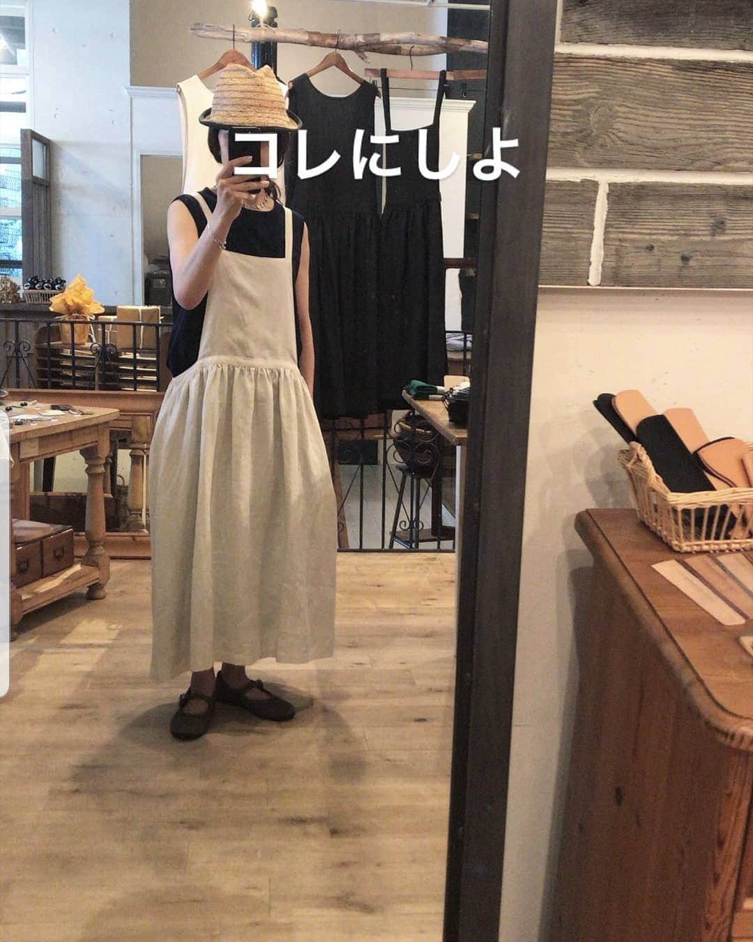 Keikoさんのインスタグラム写真 - (KeikoInstagram)「† 2019 May 5th † GWも明日で終わりですよー！ 10日なんてあっという間ですねぇ~ ウチにはなんにも関係ないのに 便乗してお酒の量が増えました🍸 今年は2回お正月が来たみたい(^ー^) さて 4月20日から熊本のnidさんで開催されている 母の日企画 【mother】 今日も絶賛開催中！ ゆりさんがストーリーで バッククロス型のエプロンドレスを 可愛く着こなしてくださっていたので リポストさせて頂きました♡♡ nidさんではブラックが人気みたいですが ゆりさんお召しのアイボリーは オフホワイトより アンティークリネンのような柔らかなお色で ゆりさんの様に ブラックのコーディネートに差し色でとても映えますよね♪♪ ナース型はシックな印象ですが こちらはカジュアルなTシャツなどの上に重ねたらとても可愛いです。 ウエスト緩めで 少し下がったシルエット 後ろは紐がクロスしてるので かぶるだけの簡単エプロンです☆ エプロンて考えると ホワイト系は汚れるなぁと思いますが 重ね着アイテムとしてなら アイボリーはアリですね☺️ ゆりさんめっちゃお似合い❤️❤️ 12日までオーダー受付中ですので 是非nidさんでゆっくりご試着なさってみてください♪ お待ちしていまーす！ @nid_kumamoto  @yuricomhaus † † #熊本#nid熊本#エプロンドレス#エプロンドレス受注会#ハンドメイド#リネン#エプロン#母の日#aprondress#handmade#linen#シェルハウス」5月5日 10時17分 - shell_house1025