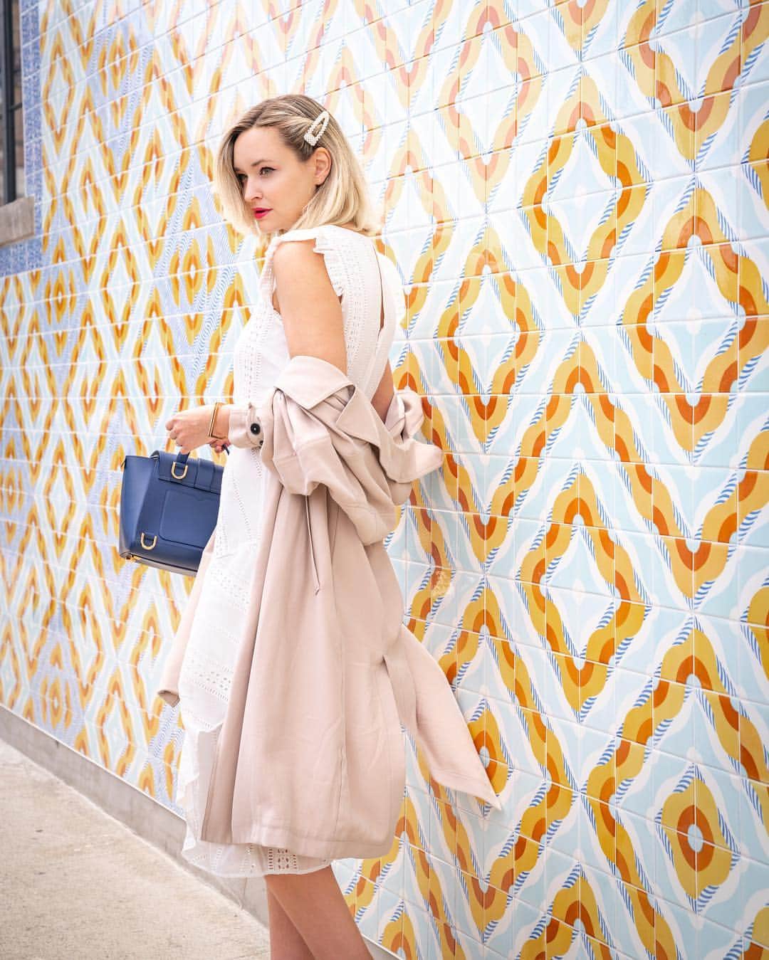 リズ・チェルカソワのインスタグラム：「Currently living in little white dresses and carrying a tide pen in my bag...」