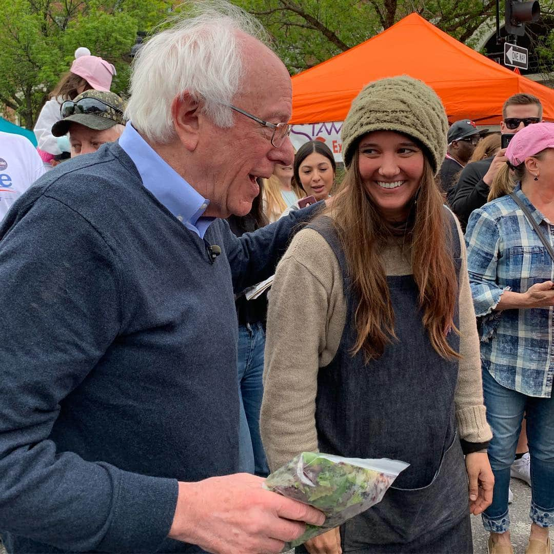 バーニー・サンダースさんのインスタグラム写真 - (バーニー・サンダースInstagram)「I think we may have set a selfie record at the Des Moines farmer’s market this morning. Thanks to all who shared this great morning with us.」5月5日 8時54分 - berniesanders