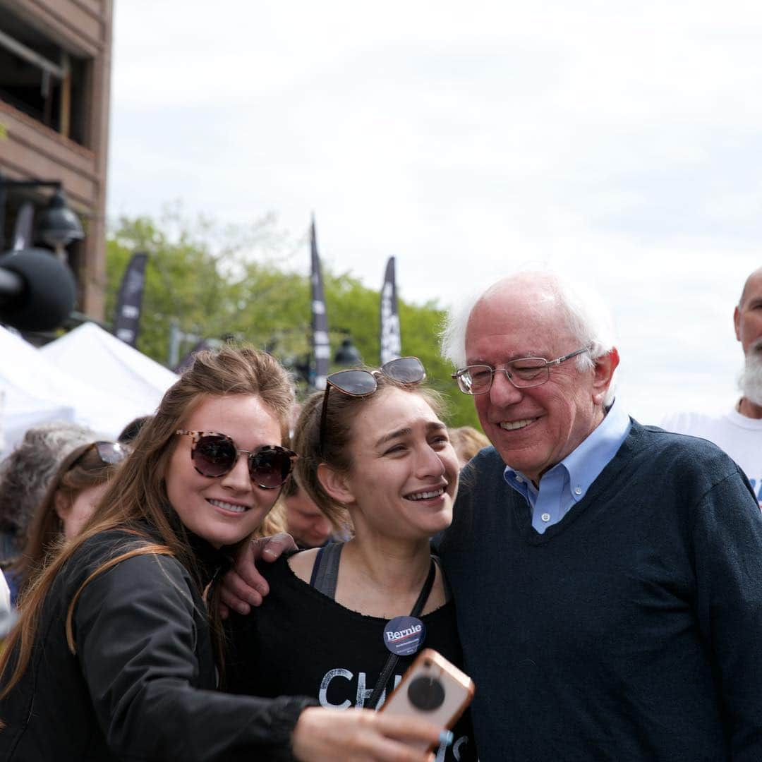 バーニー・サンダースさんのインスタグラム写真 - (バーニー・サンダースInstagram)「I think we may have set a selfie record at the Des Moines farmer’s market this morning. Thanks to all who shared this great morning with us.」5月5日 8時54分 - berniesanders