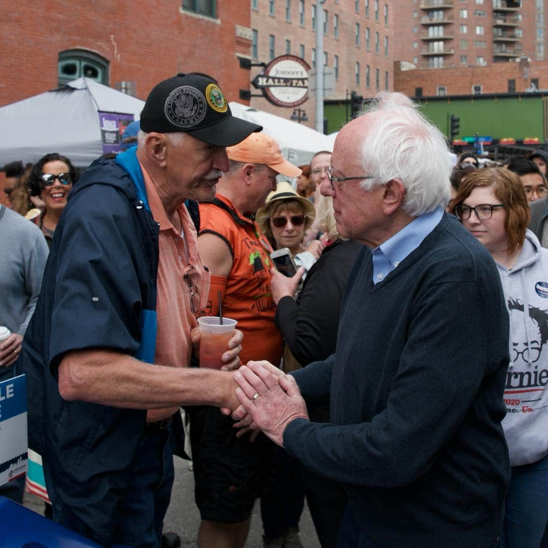 バーニー・サンダースさんのインスタグラム写真 - (バーニー・サンダースInstagram)「I think we may have set a selfie record at the Des Moines farmer’s market this morning. Thanks to all who shared this great morning with us.」5月5日 8時54分 - berniesanders