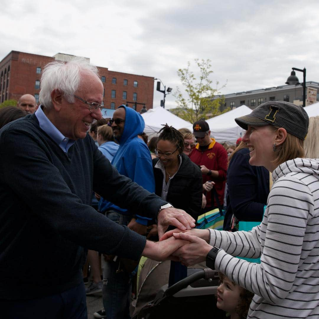 バーニー・サンダースさんのインスタグラム写真 - (バーニー・サンダースInstagram)「I think we may have set a selfie record at the Des Moines farmer’s market this morning. Thanks to all who shared this great morning with us.」5月5日 8時54分 - berniesanders