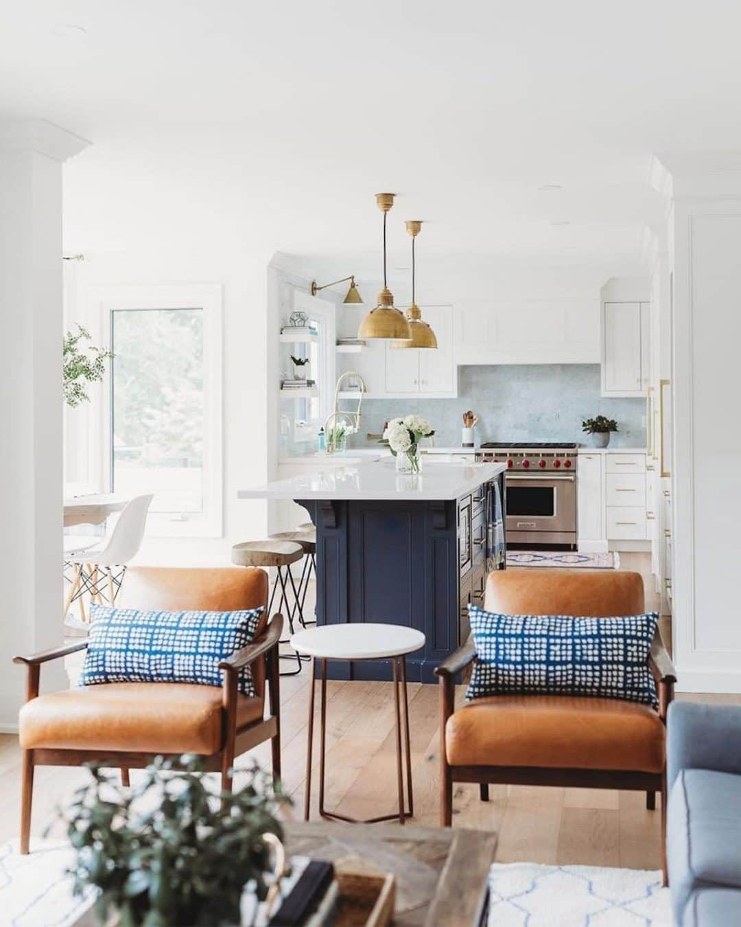 west elmさんのインスタグラム写真 - (west elmInstagram)「Because two #midcentury Show Wood Chairs are better than one! Loving this living room set-up from @andreamcqueendesign. 😍😍😍 Share your style with us by tagging or mentioning @westelm. ✨ #twinning #livingroomgoals #midcenturyfurniture #whitewalls #modernist」5月5日 8時47分 - westelm