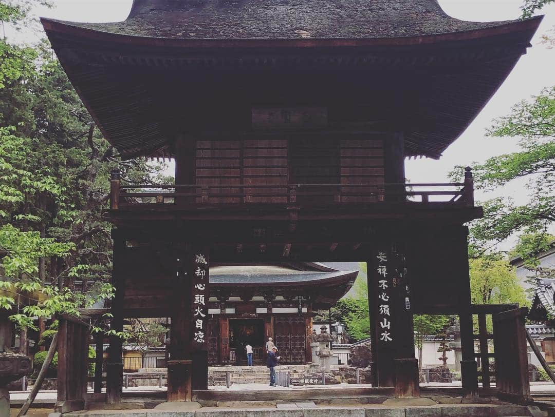 尾崎愛さんのインスタグラム写真 - (尾崎愛Instagram)「武田信玄公の菩提寺、恵林寺。扁額にある「雑華世界」(読み仮名 ざかせかい？諸説あり)、「この門より外は複雑世界、内は静寂の世界」といった意味だとか。 雨の庭園もなかなか風情がありました☔️ また御朱印帳を忘れ新たに購入😅 #恵林寺 #塩山 #山梨 #寺 #参拝 #お参り #武田信玄 #風林火山 #御朱印 #御朱印帳 #令和 #旅行 #観光 #庭園 #和 #japan #temple #trip #travel #yamanashi #photooftheday」5月5日 8時48分 - aiozaki0422