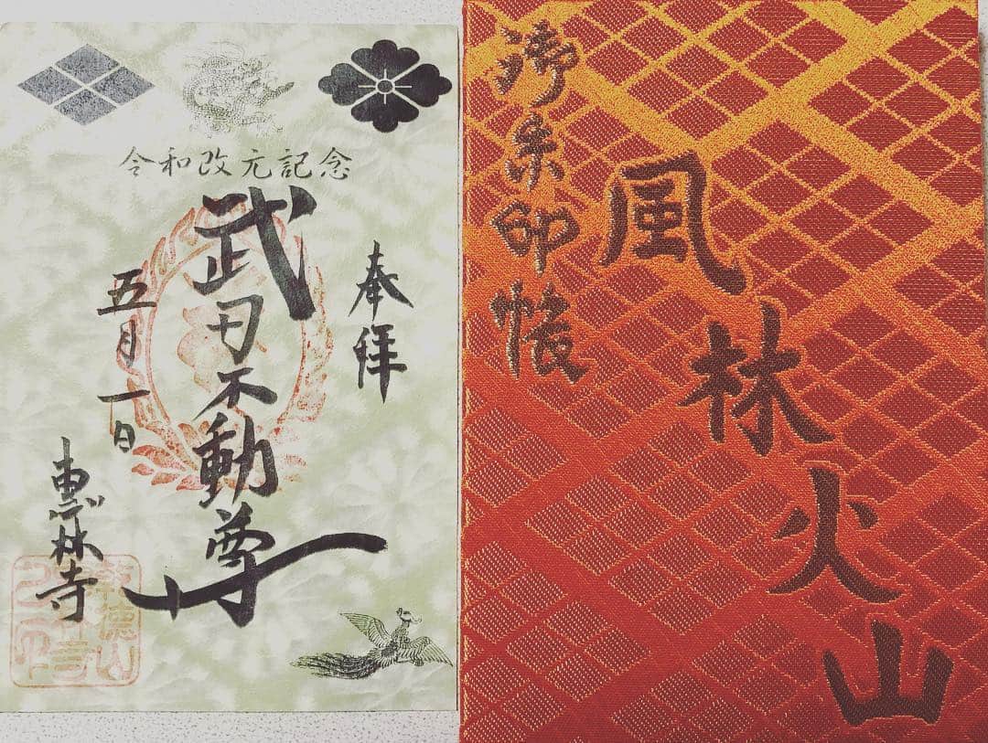 尾崎愛さんのインスタグラム写真 - (尾崎愛Instagram)「武田信玄公の菩提寺、恵林寺。扁額にある「雑華世界」(読み仮名 ざかせかい？諸説あり)、「この門より外は複雑世界、内は静寂の世界」といった意味だとか。 雨の庭園もなかなか風情がありました☔️ また御朱印帳を忘れ新たに購入😅 #恵林寺 #塩山 #山梨 #寺 #参拝 #お参り #武田信玄 #風林火山 #御朱印 #御朱印帳 #令和 #旅行 #観光 #庭園 #和 #japan #temple #trip #travel #yamanashi #photooftheday」5月5日 8時48分 - aiozaki0422