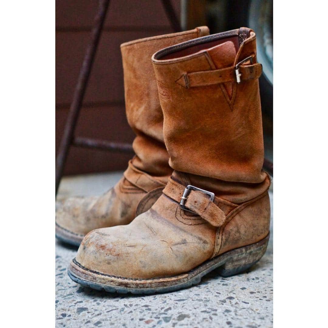のインスタグラム：「. 【Maintenance Day/Wesco Boots】 本日、WESCO大阪ショールームではブーツメンテナンスのワークショップを実施します。 お客様が日々履き込まれたウエスコブーツをスタッフが革の状態を確認しながら、お客様と一緒にケアを行います。表革、裏革、仕様を問わずそれぞれのブーツに合ったメンテナンス方法をお伝えしていますので、お気軽にご来店ください。 . -Information- ☞WESCO大阪、世田谷店で取り扱いがスタートした『SHIP JOHN』の商品が、現在WESCO大阪の店頭でご覧頂けます。 ☞DEHEN 2019AW COLLECTION / Indian✖︎Dehen MC SWEATER展示中！！ ☞2019 Japan Limited Model “Horsehide Morrison”を各色店頭にてご覧頂けます。 ご予約は店頭、もしくはオンラインショップでも受付中！ ☞ 【WESCO×山田辰 COVERALLS “AUTO-BI”】ご予約受付中！ ☞ 【WESCO BOOTS DESIGN HAWAIIAN SHIRTS】By SUNSURF絶賛発売中！ . #wesco #wescoboots #maintenance #oilcare #cleaning #since1918 #100YEARS #oregon #portland #scappoose #madeinUSA #wescojapan #wescoebisu #wescosetagaya #wescokanazawa」