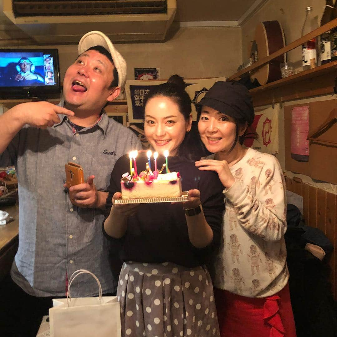 江藤あやさんのインスタグラム写真 - (江藤あやInstagram)「あずちゃん、お誕生日おめでとう🎉💗 大好きな旧ヤム邸でカレー🍛 からの〜お店移動してバースデーケーキ🎂でサプライズ✨ 最後はLOCOで漢方チャイを飲みました☕️ 去年は壮大すぎるサプライズをしたので、今年はひっそりと前夜祭でお祝いしたよ。 喜んでくれて嬉しかった♬ めちゃ楽しかったな〜。 光ってるおでこがトレードマークのあずちゃん。ほんと可愛いな💗 ・ #お誕生日 #サプライズ #パティスリーレザネフォール #ケーキ美味しかった #旧ヤム邸シモキタ荘 #カレー大好き #スイーツ好きな人と繋がりたい」5月5日 8時52分 - ayayakko19