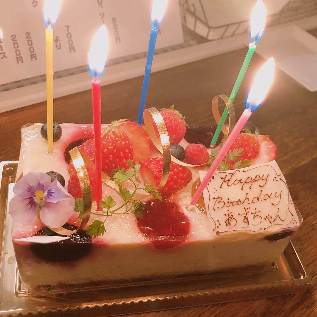 江藤あやさんのインスタグラム写真 - (江藤あやInstagram)「あずちゃん、お誕生日おめでとう🎉💗 大好きな旧ヤム邸でカレー🍛 からの〜お店移動してバースデーケーキ🎂でサプライズ✨ 最後はLOCOで漢方チャイを飲みました☕️ 去年は壮大すぎるサプライズをしたので、今年はひっそりと前夜祭でお祝いしたよ。 喜んでくれて嬉しかった♬ めちゃ楽しかったな〜。 光ってるおでこがトレードマークのあずちゃん。ほんと可愛いな💗 ・ #お誕生日 #サプライズ #パティスリーレザネフォール #ケーキ美味しかった #旧ヤム邸シモキタ荘 #カレー大好き #スイーツ好きな人と繋がりたい」5月5日 8時52分 - ayayakko19